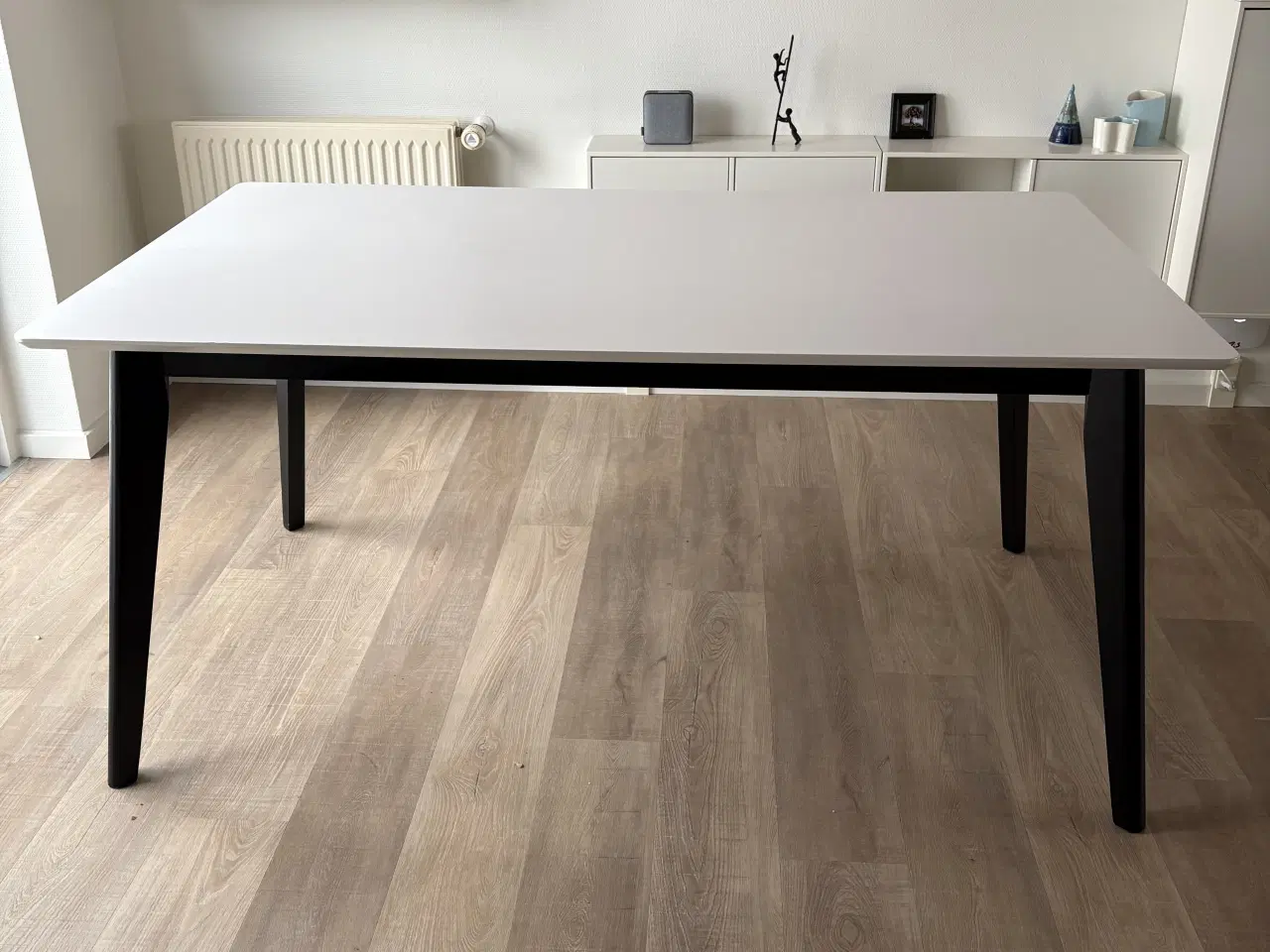 Billede 2 - Ilva spisebord med hvid laminat plade og sorte ben
