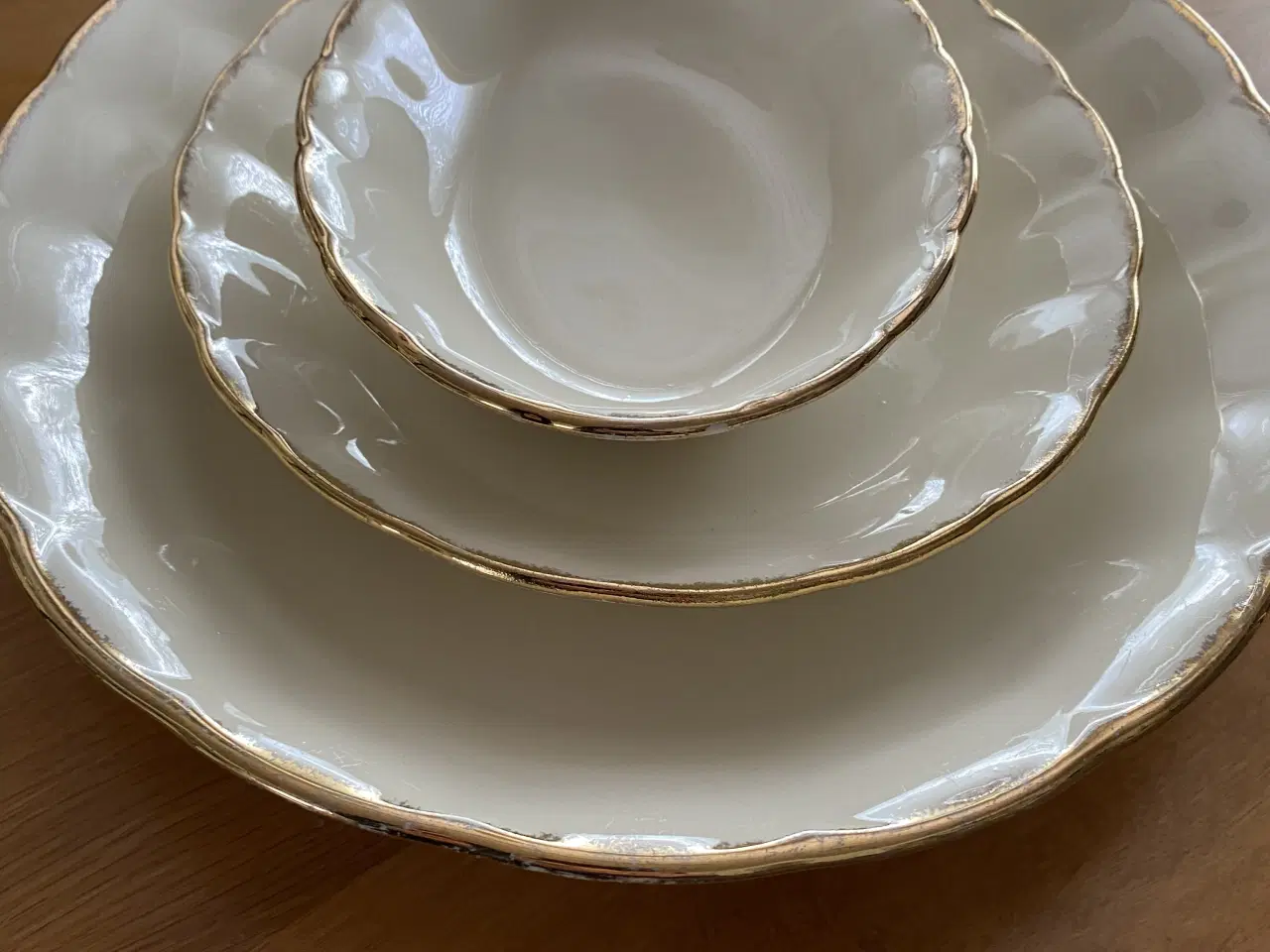 Billede 6 - Engelsk fajance kaffe- og spisestel i Cream Petal 