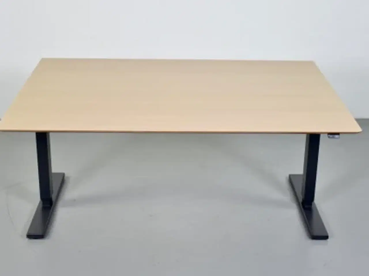 Billede 1 - Scan office hæve-/sænkebord med bøgelaminat, 150 cm.