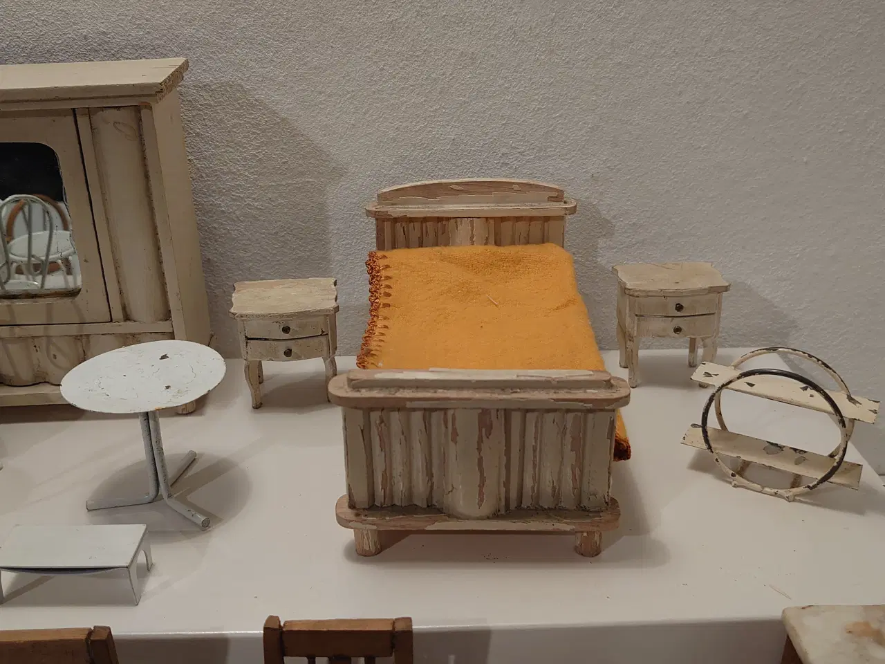 Billede 3 - 29 dele dukkehusmøbler i træ og blik. Ca.1930-40.