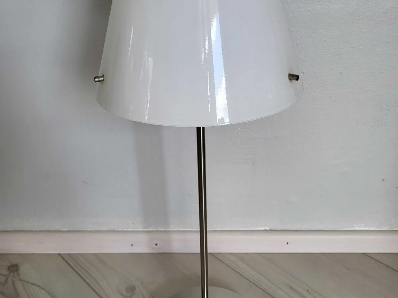 Billede 2 - 2 stk. Herstal bordlamper i hvidt glas..