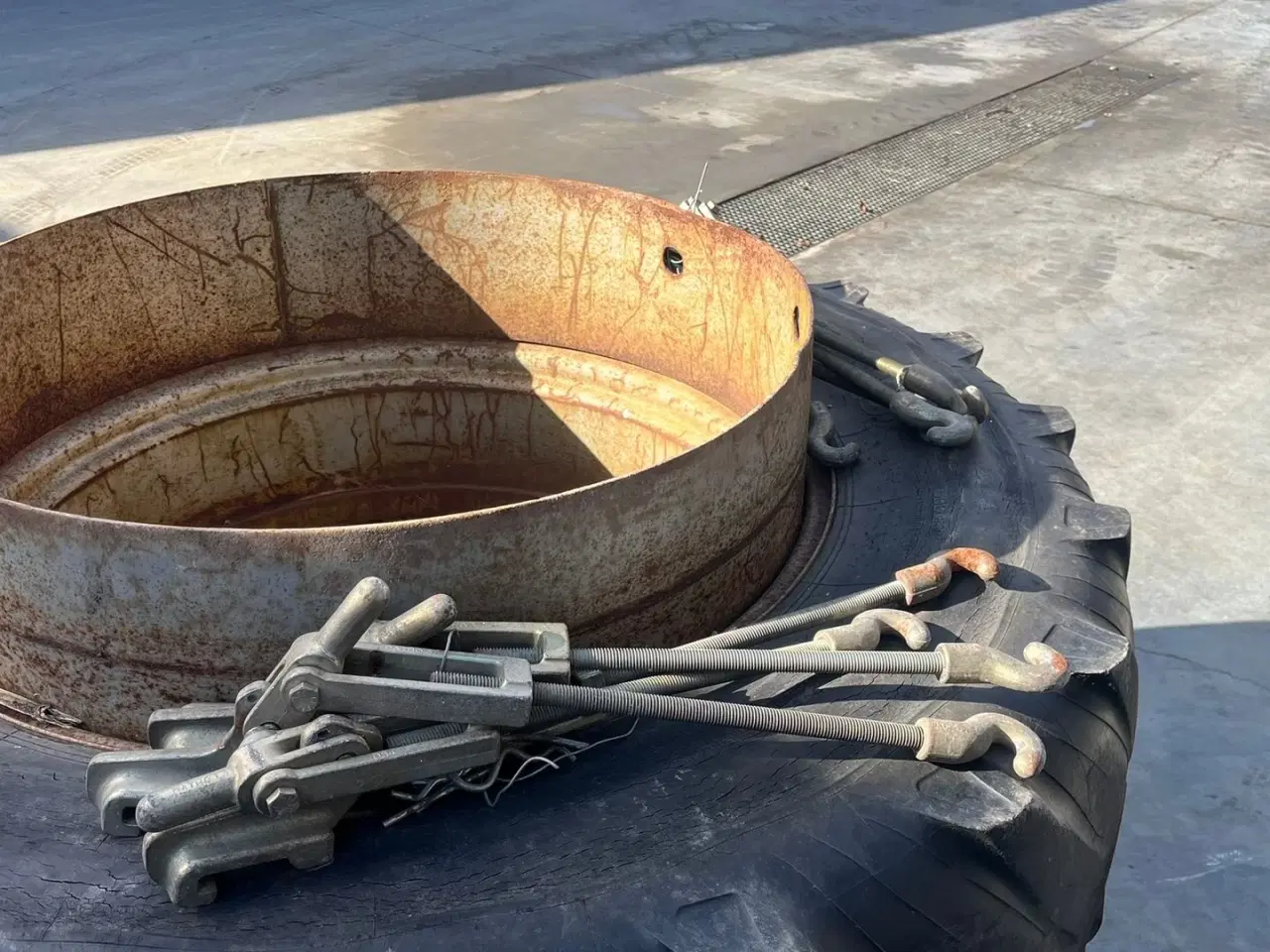 Billede 2 - Tvilling Mont 18.4R38 med ring og 8stk låse