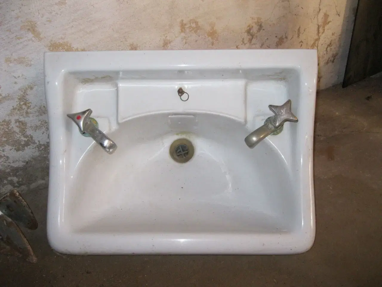 Billede 1 - Gl. hvid porcelænsvask med 2 haner