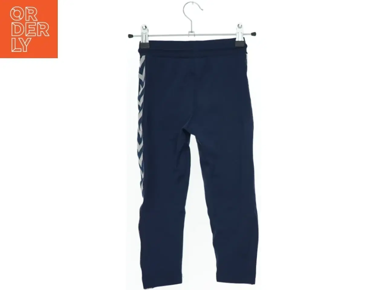 Billede 2 - Navy træningsbukser med hvide detaljer fra Hummel (str. 104)