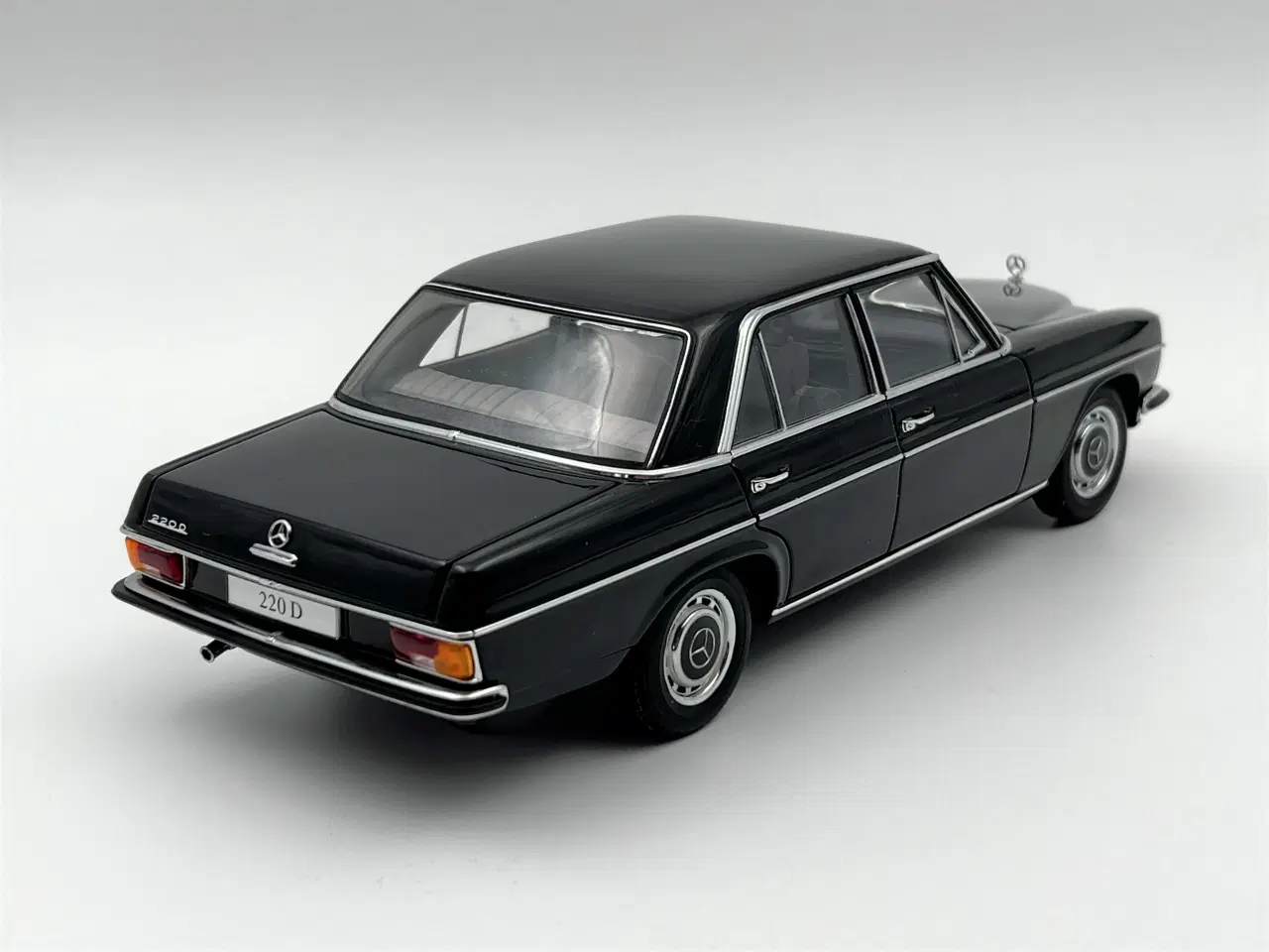 Billede 4 - 1968 Mercedes-Benz 220D /8 AUTOart -  1:18 