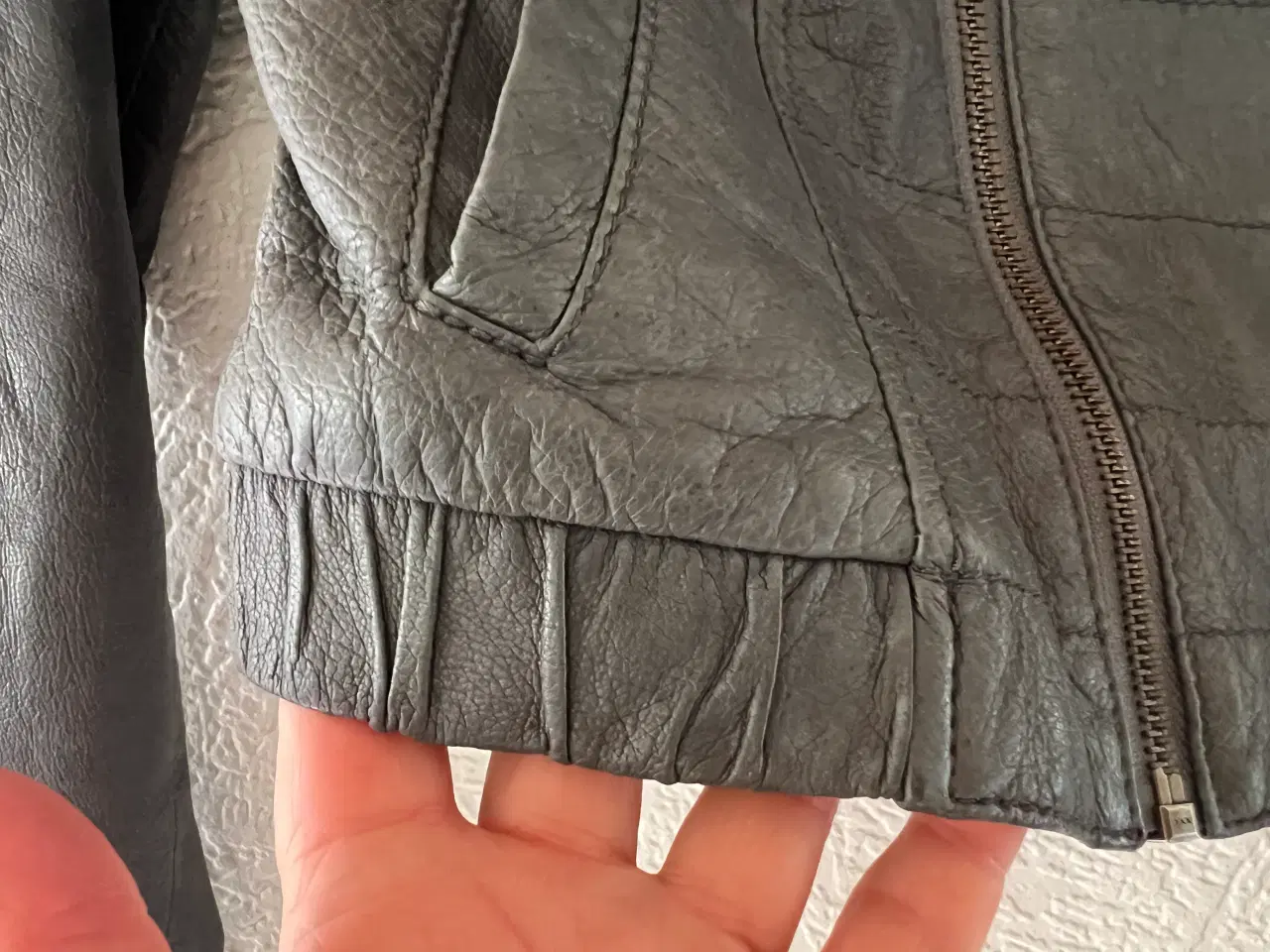 Billede 7 - Grå Skindjakke fra Phobia. (Str. 36)