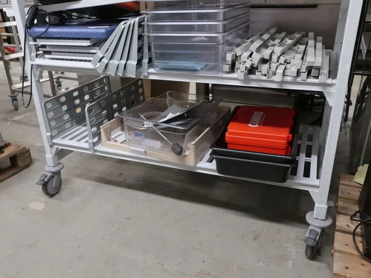 Billede 4 - Reol på hjul CAMBRO med indhold