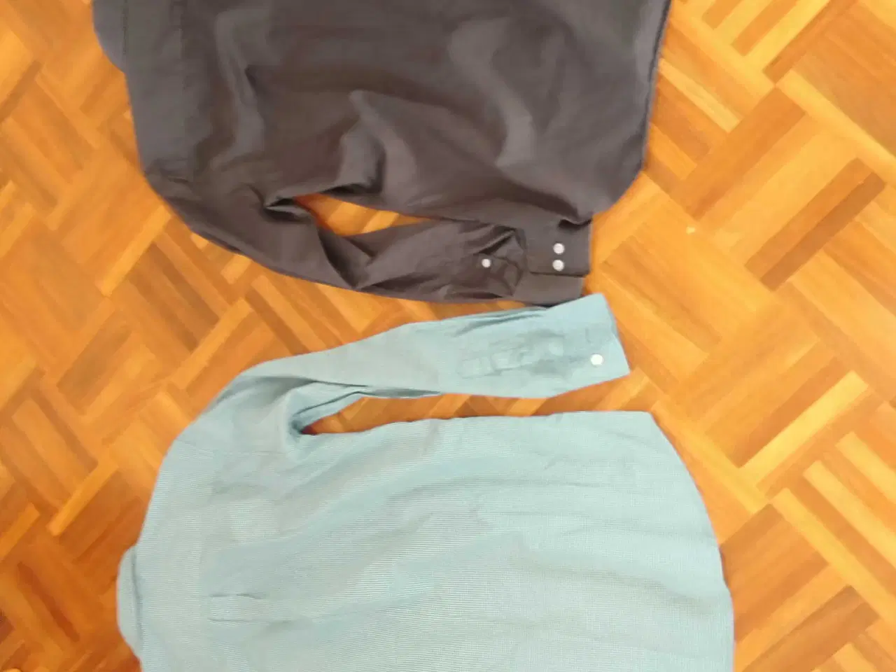 Billede 2 - 2 stk skjorter sælges samlet 100 kr