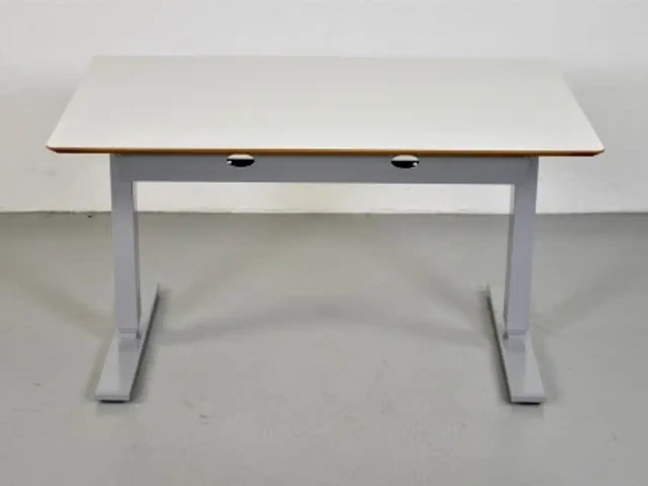 Billede 3 - Scan office hæve-/sænkebord med hvid laminat og kabelbakke, 120 cm.