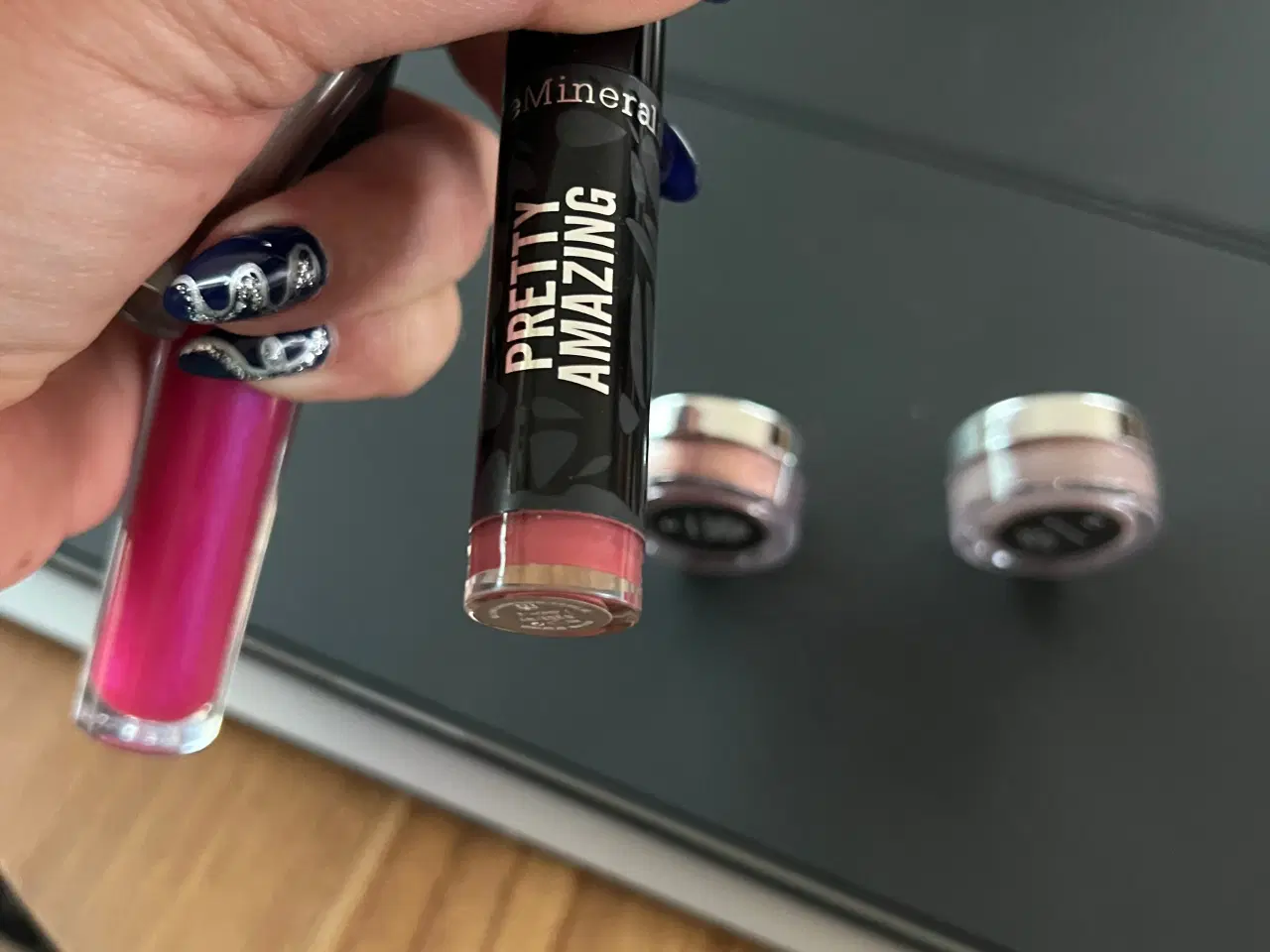 Billede 4 - Lækre nye Bare Minerals lipgloss og øjenskygger