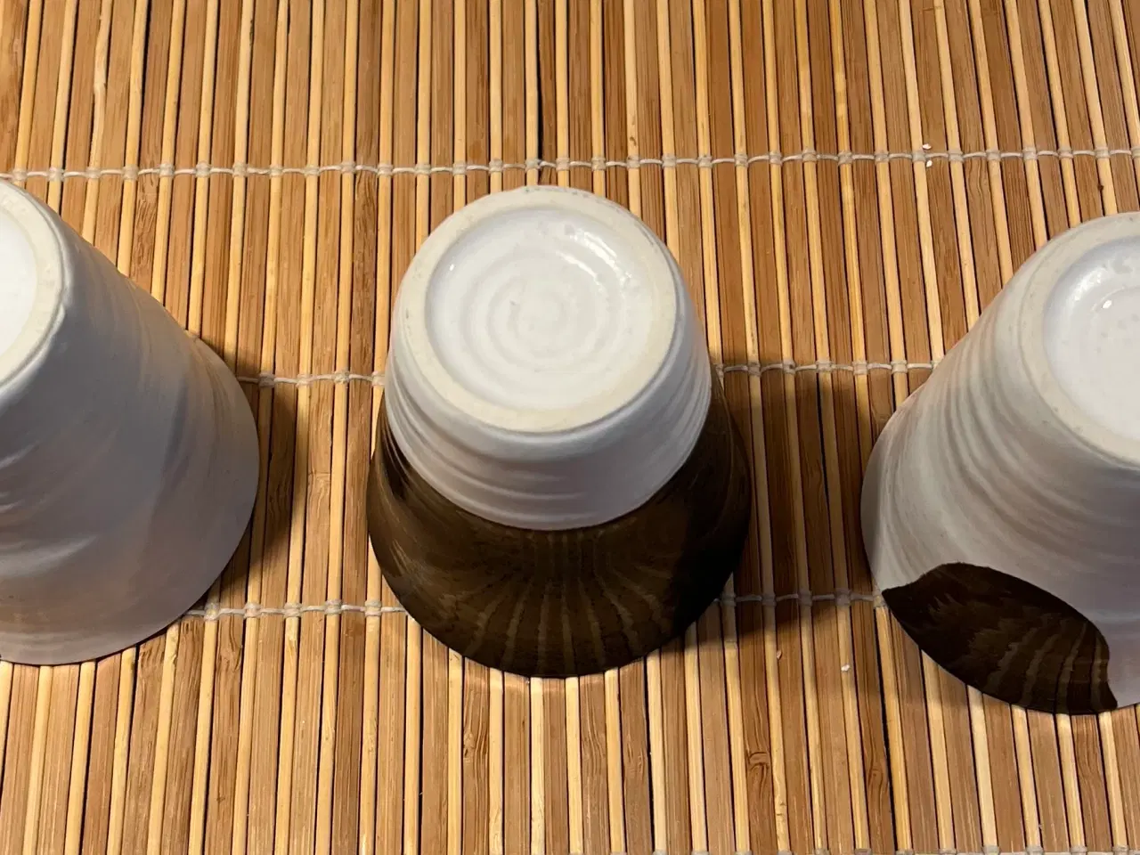 Billede 4 - Et sæt unikke keramikkrus i sort-hvid - 3 stk.