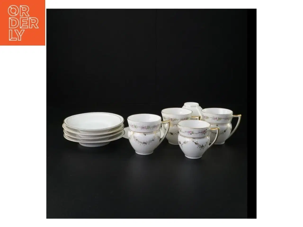 Billede 1 - Porcelæn kaffesæt med guldkant (str. 13 x 8 cm og 12 x 7 cm)