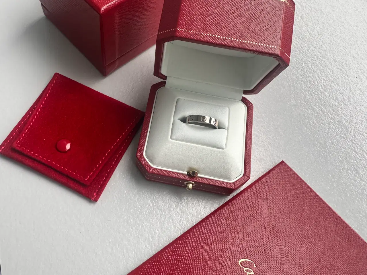Billede 5 - Cartier Love ring 18 karat hvidguld som hel ny
