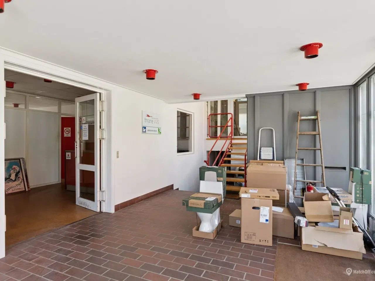 Billede 15 - 3 lejemål til lager. showroom, behandling, kontor m.m. Biladgang til lager –Skiltemulighed mod Grønnevej