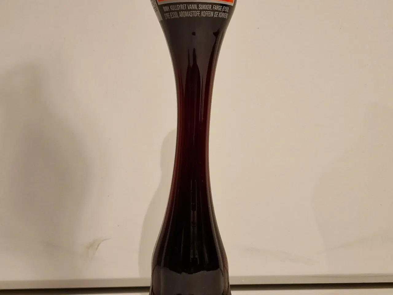 Billede 1 - Coca Cola kurvet flaske, der indeholder den velken