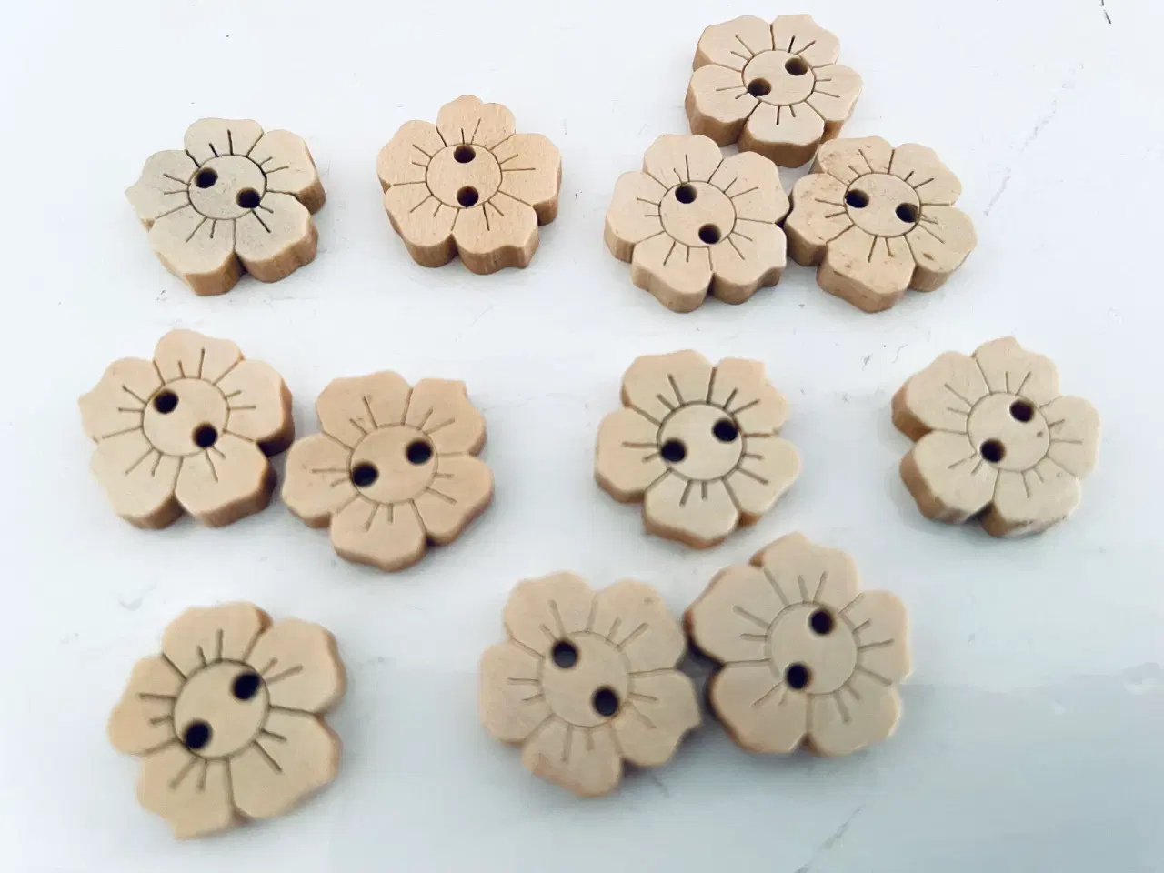 Billede 3 - Knapper blomster i træ 12 stk.