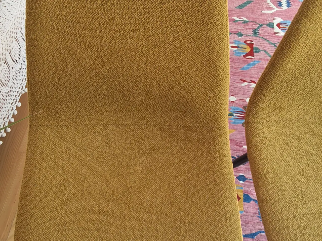 Billede 3 - 4 Elegante ILVA spisebordsstole i karrygul bouclé