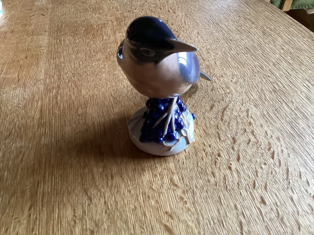 Billede 3 - Kgl Drossel Fugl siddende på blå Bær