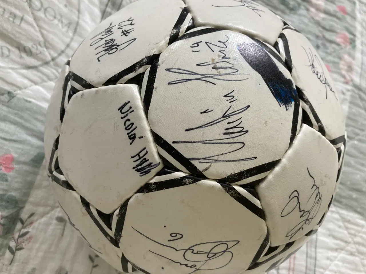 Billede 1 - EFB kampbold med autografer 2002/2003