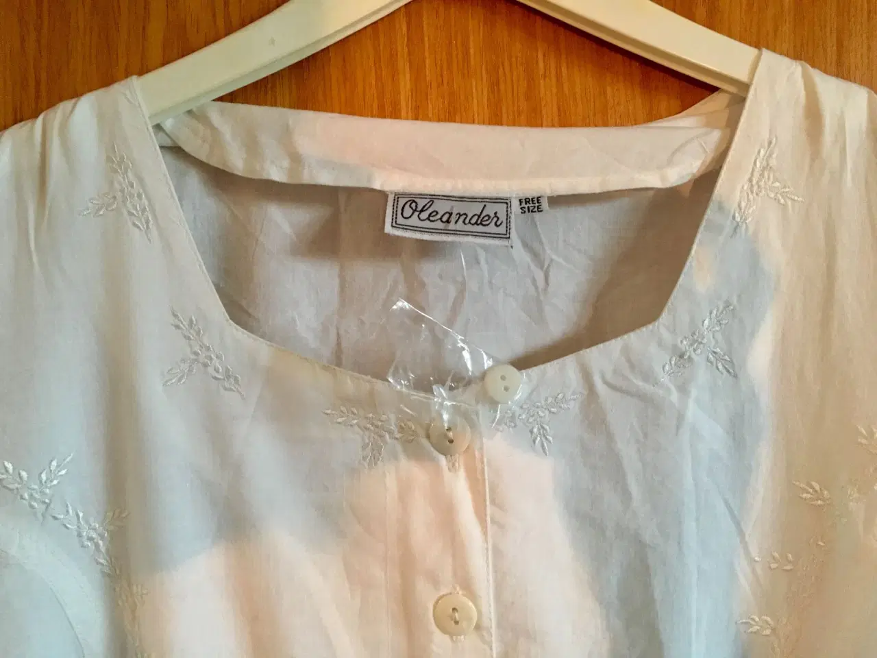 Billede 3 - Broderet hvid kjole til salg