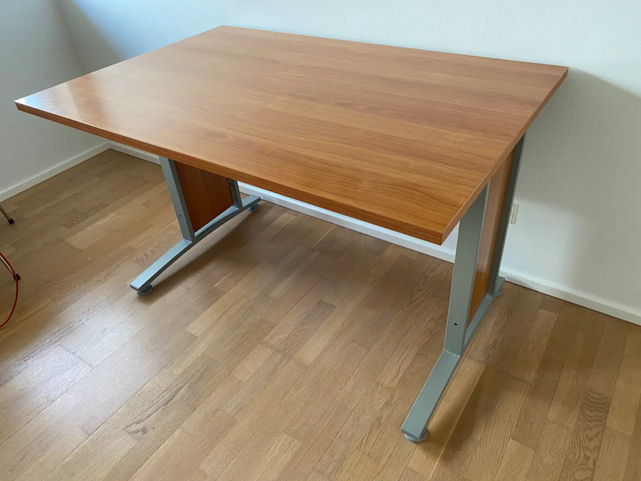 Billede 1 - Skrivebord i fineret kirsebærtræ.
