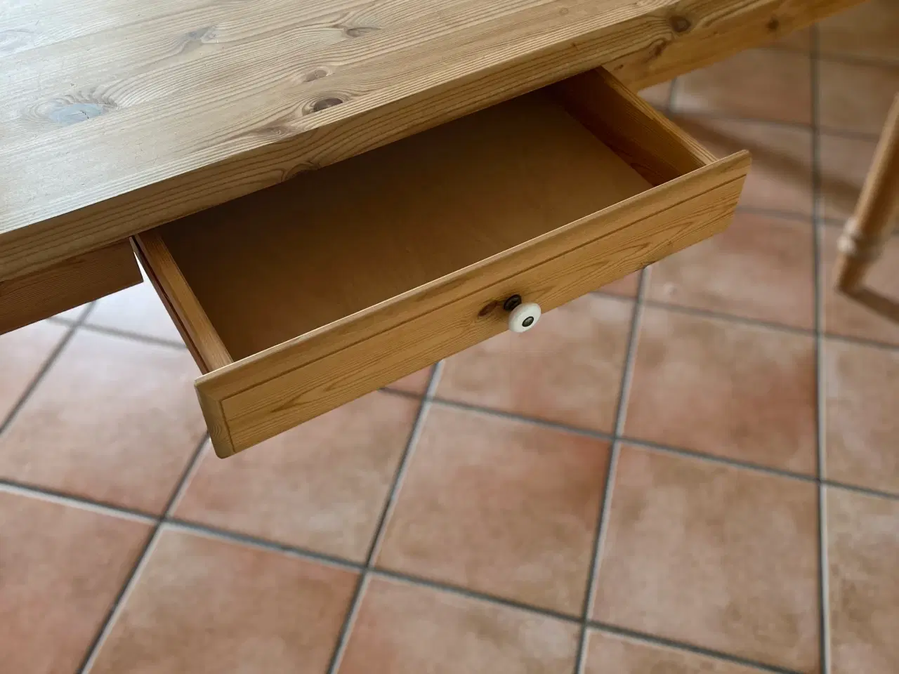 Billede 3 - Stort spisebord i fyrretræ 