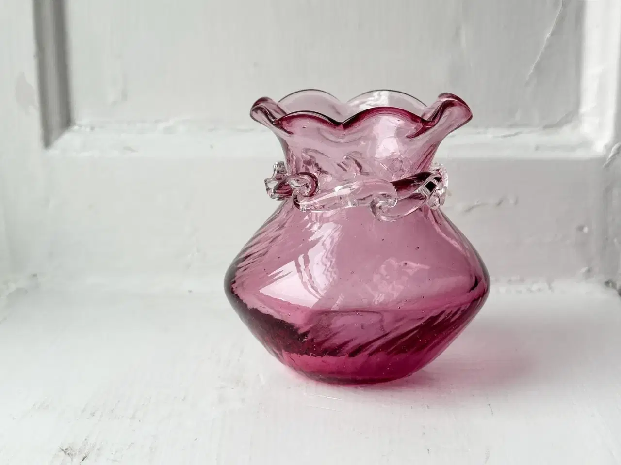 Billede 1 - Pilgrim, lyselilla minivase m flæser, 1966-72, NB