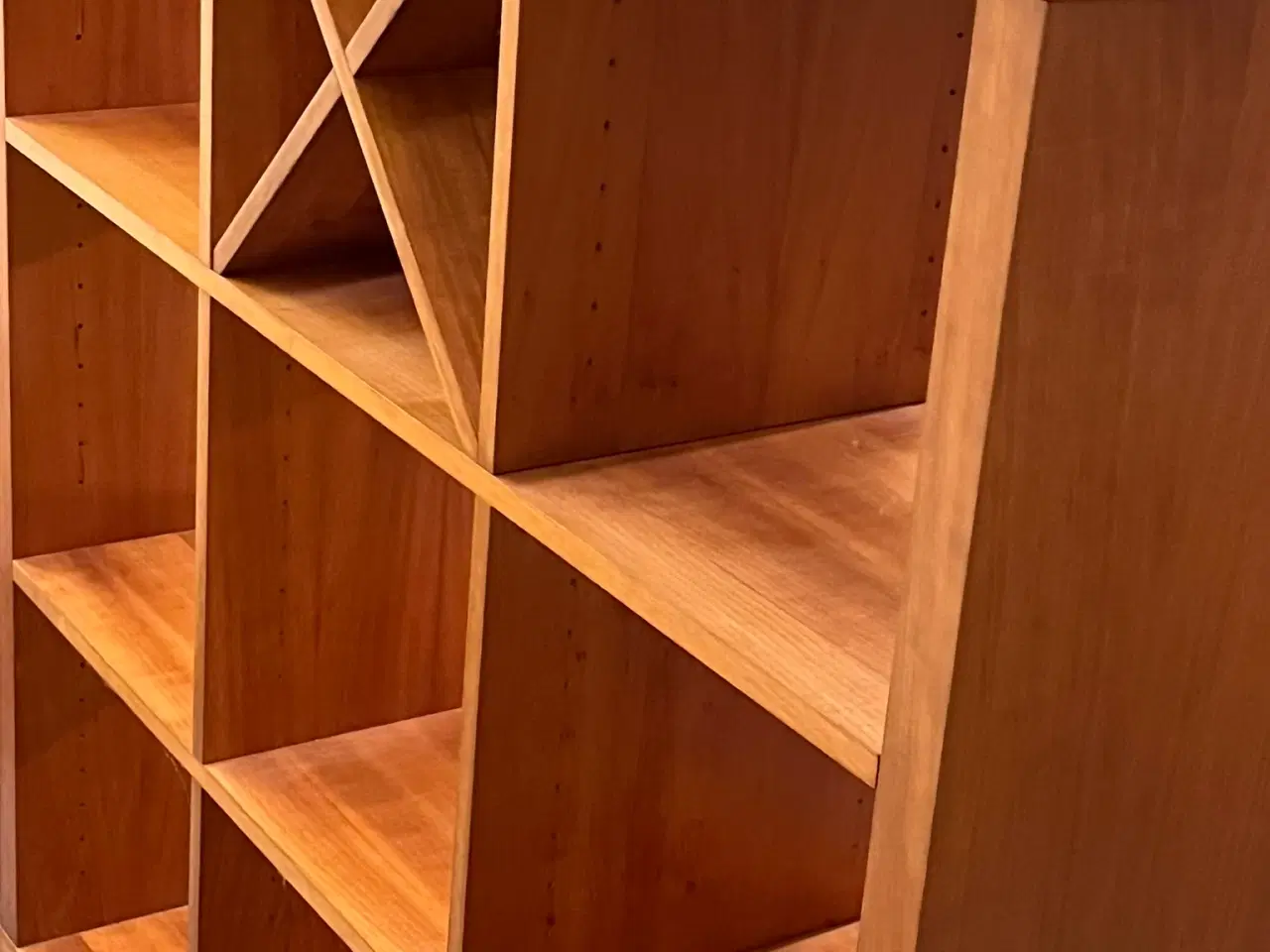 Billede 5 - Reol / Rumdeler på hjul m/lås, ægte Kirsebærtræ