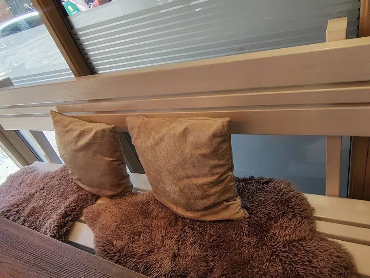 Billede 6 - Langt bord, hvid bænk og tre stole