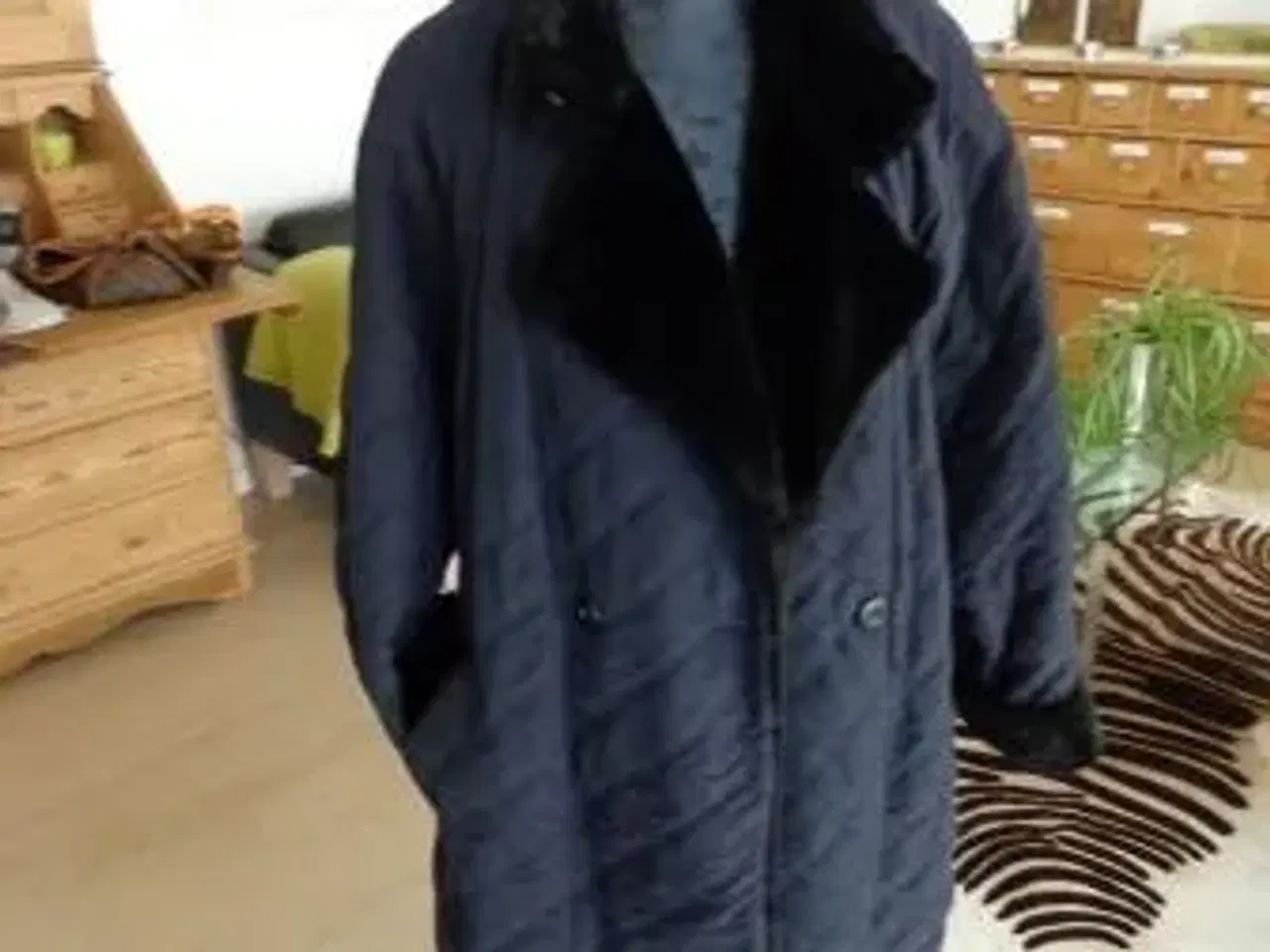Billede 1 - Bassler marineblå vatteret frakke