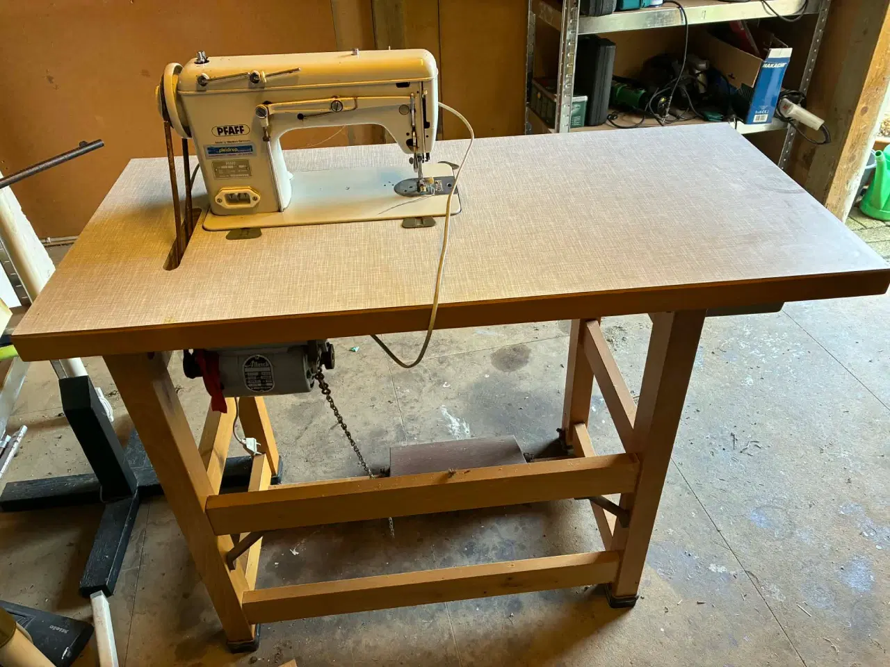 Billede 2 - Gammel Phaff symaskine med bord