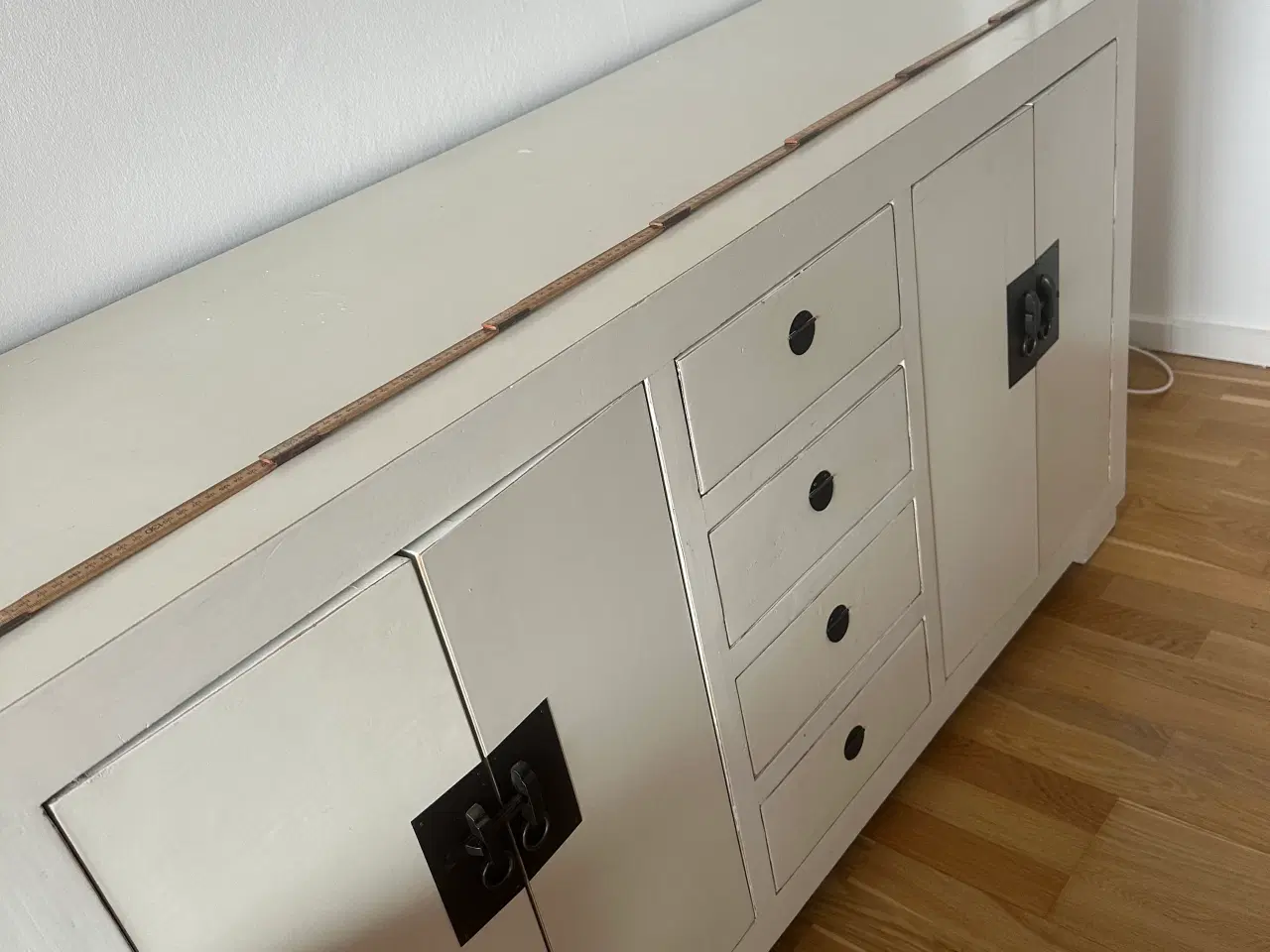 Billede 3 - Unik skænk i cremehvid og metalbeslag, meget smuk