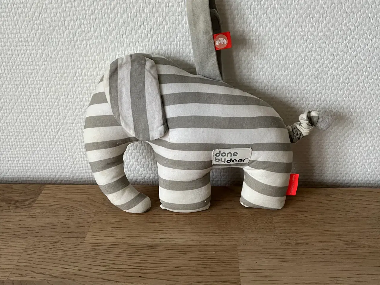 Billede 1 - Done by Deer elefant med musik