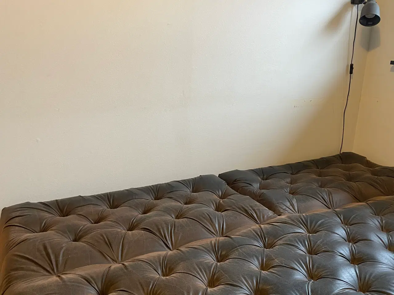 Billede 9 - Chesterfieldlignende sofa med moderne twist