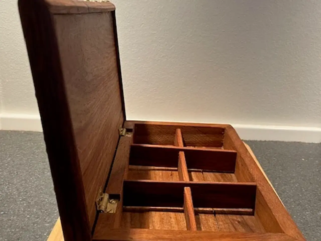 Billede 4 - Gedigent håndværk – Smukt træskrin med 6 rum