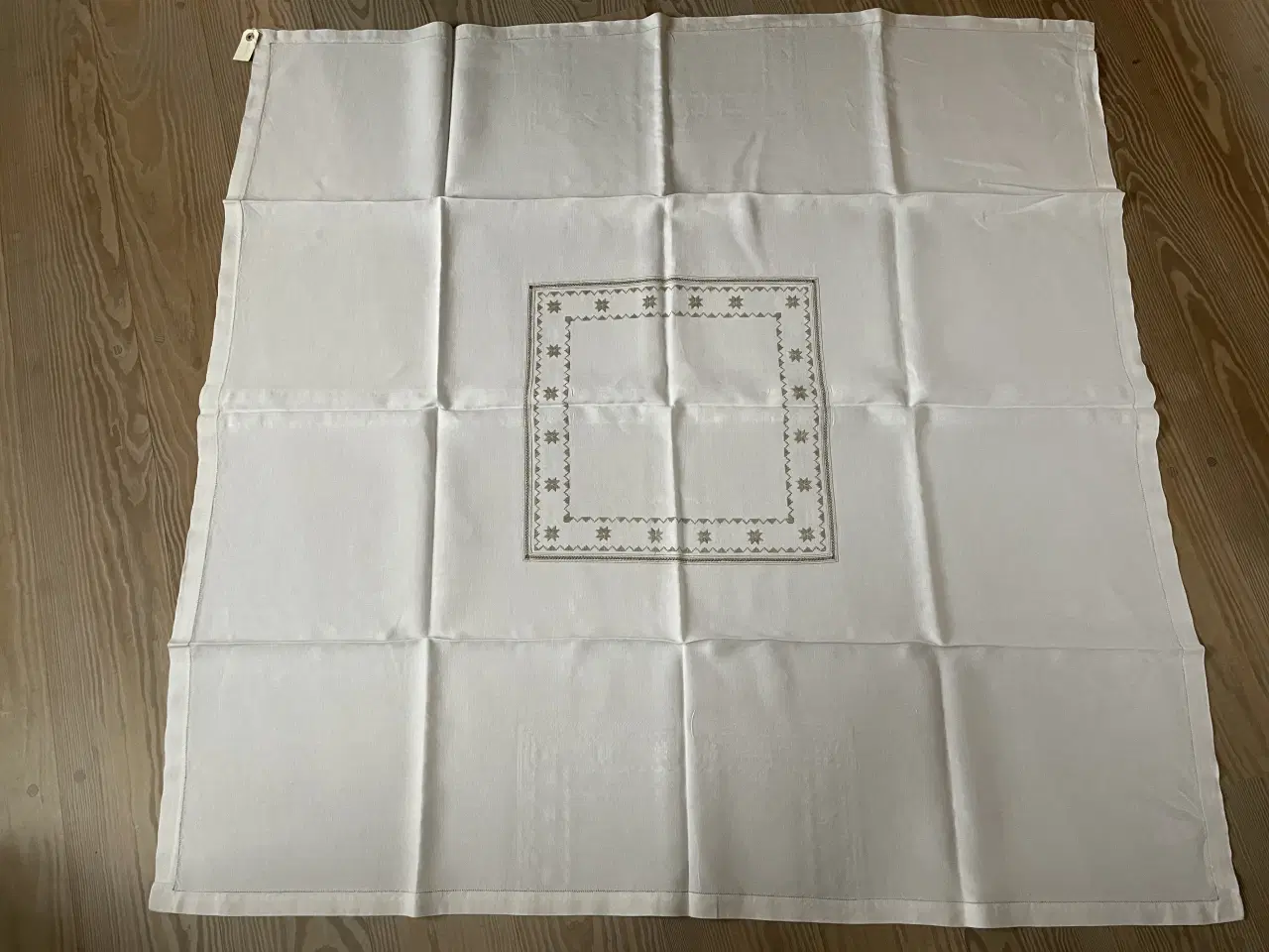 Billede 1 - Håndbroderet dug på hørlærred