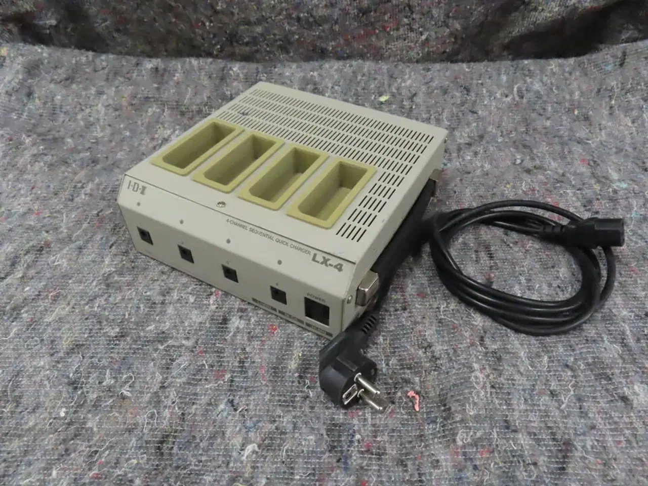 Billede 1 - Oplader til 4 Batterier - I.D.K LX-4 (MOMSFRI)