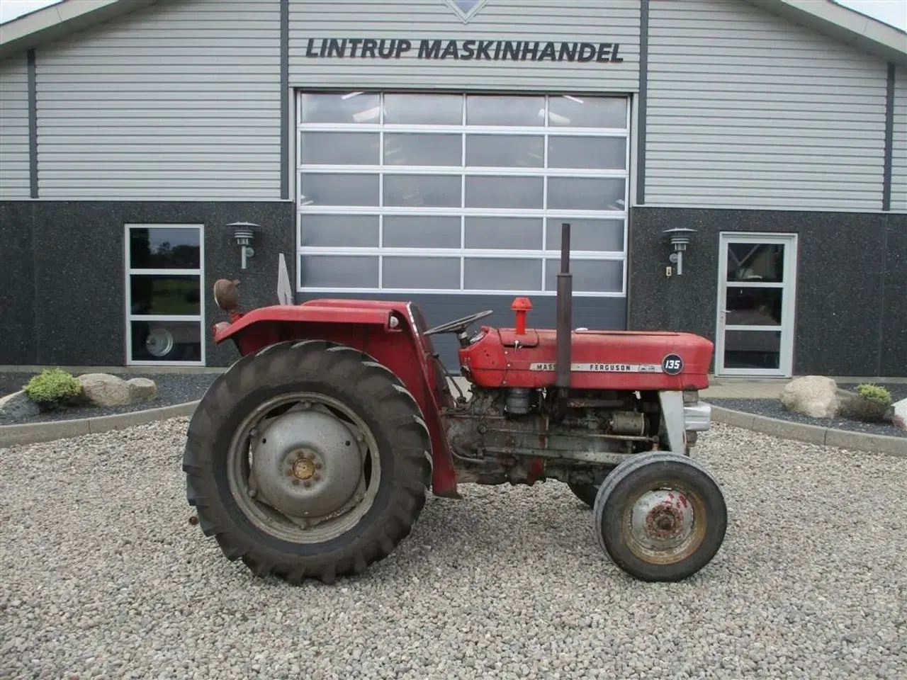 Billede 2 - Massey Ferguson 135 Sjælden Benzin MF135. Den starter og går godt