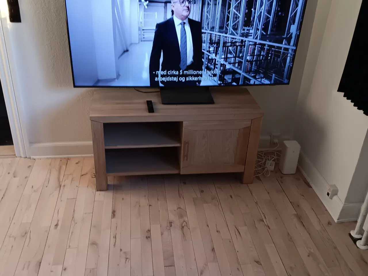 Billede 1 - tvbord velholdt uden skrammer