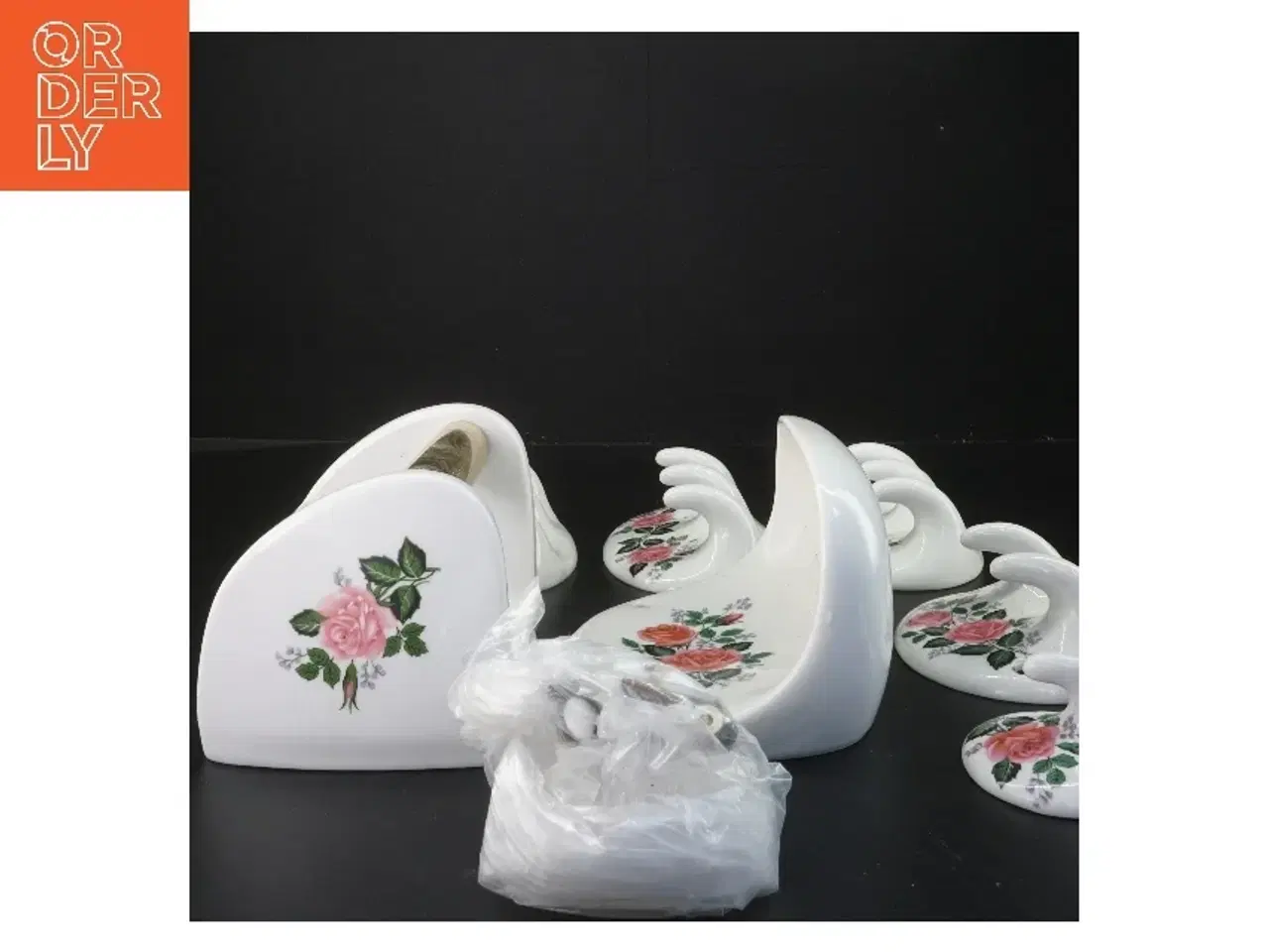 Billede 2 - Gammelt Sæt af keramik kroge, beholder til sæbe og holder til toiletpapirmed blomsterdesign, til badeværelset (str. 7-17 cm)