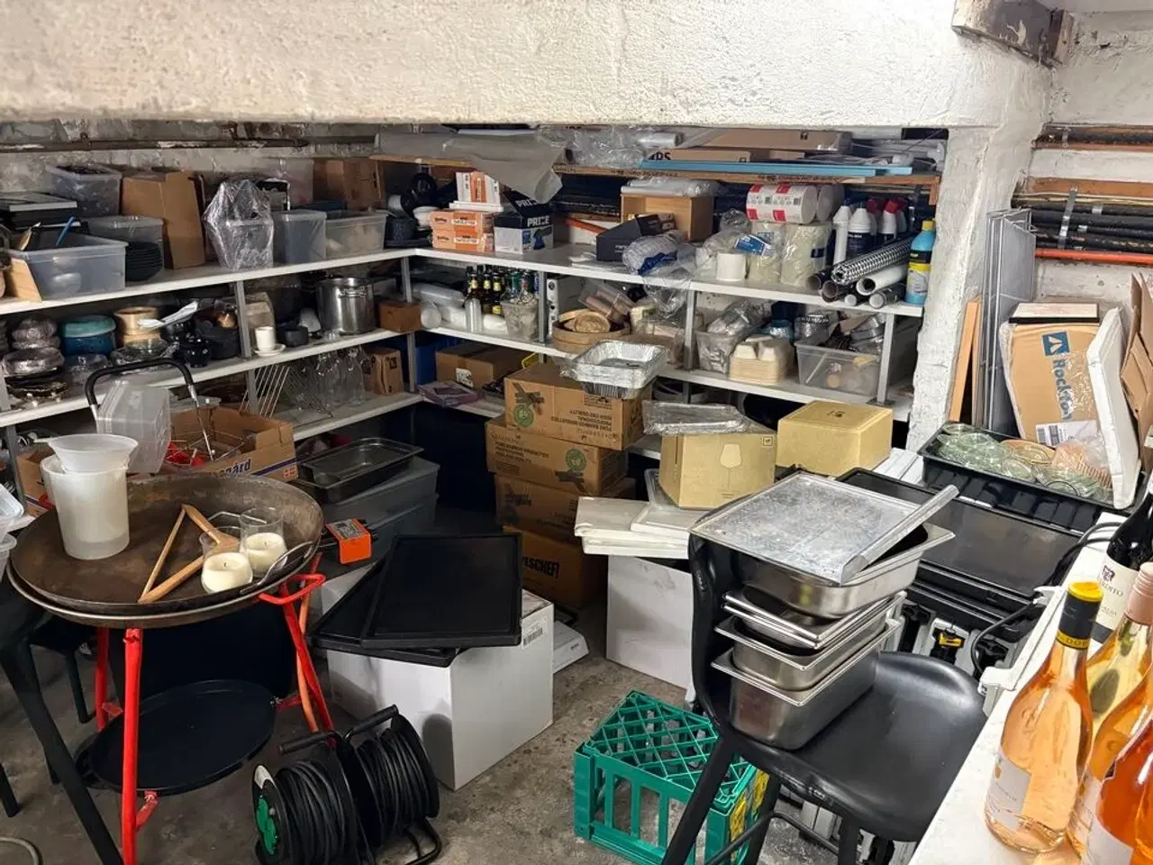 Billede 1 - Indhold i kælderrum af diverse emballage, gastrobakker, køkkenmaskiner, m.v.