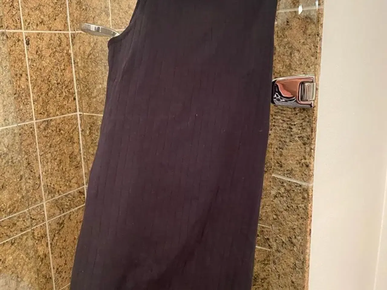 Billede 3 - Sort kjole str s med rullekrave