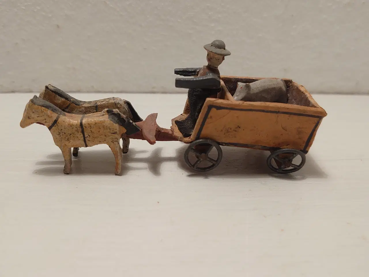 Billede 1 - Erzgebirge: Hestevogn med kusk og gris.Ca 1920