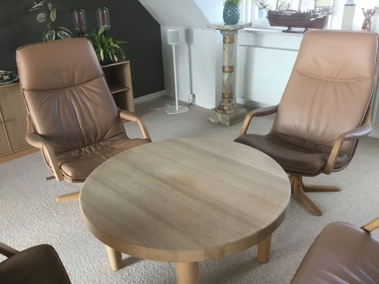 Billede 4 - 4 Berg Furniture Lænestole og rundt massiv egebord
