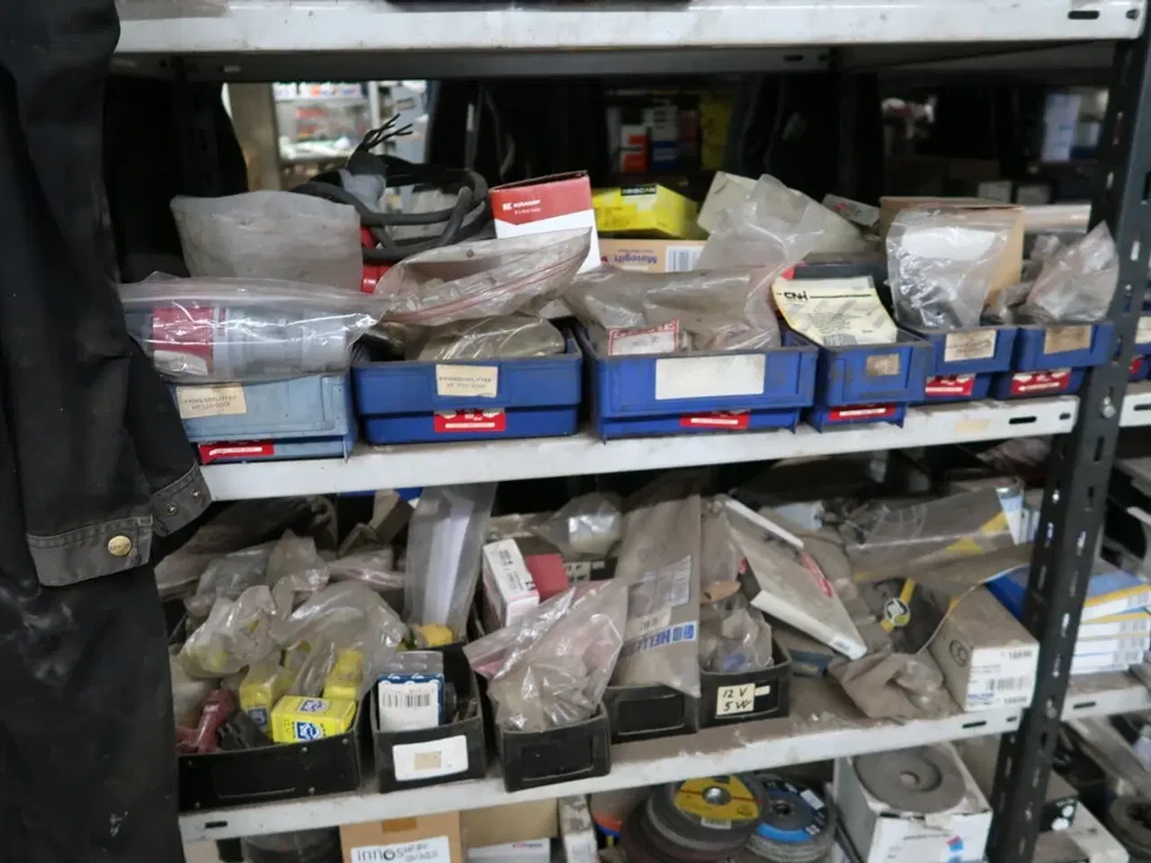 Billede 3 - Reol med div. Reservedele, værktøj m.m.