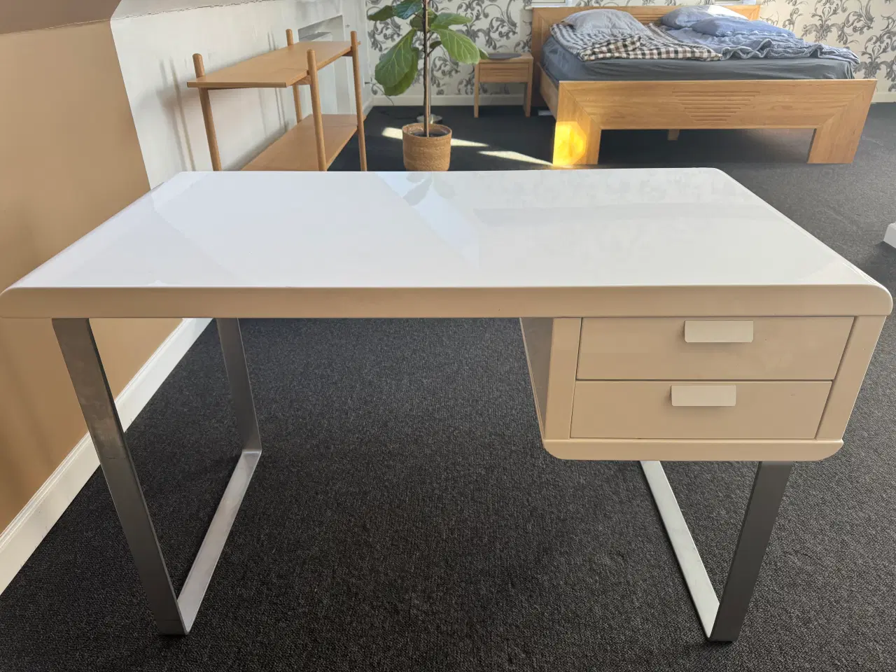 Billede 1 - Hvid højglans Skrivebord