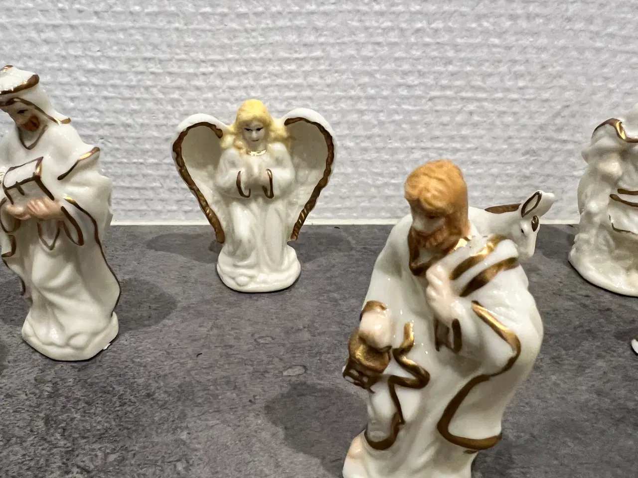 Billede 4 - Små porcelæns religiøse figurer" jesus fødsel"