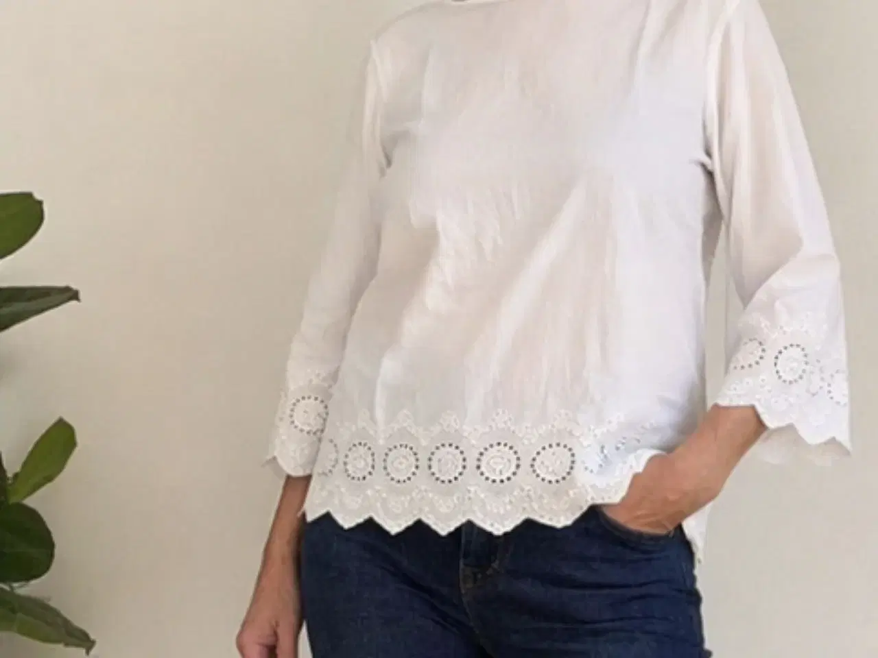 Billede 1 - Tunika med Broderie Anglaise. Ny med prismærke.