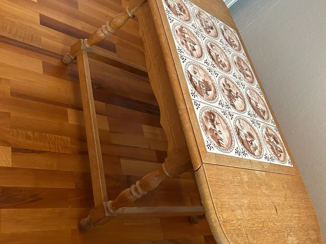 Billede 2 - Sofabord i egetræ og med hollandske kakler