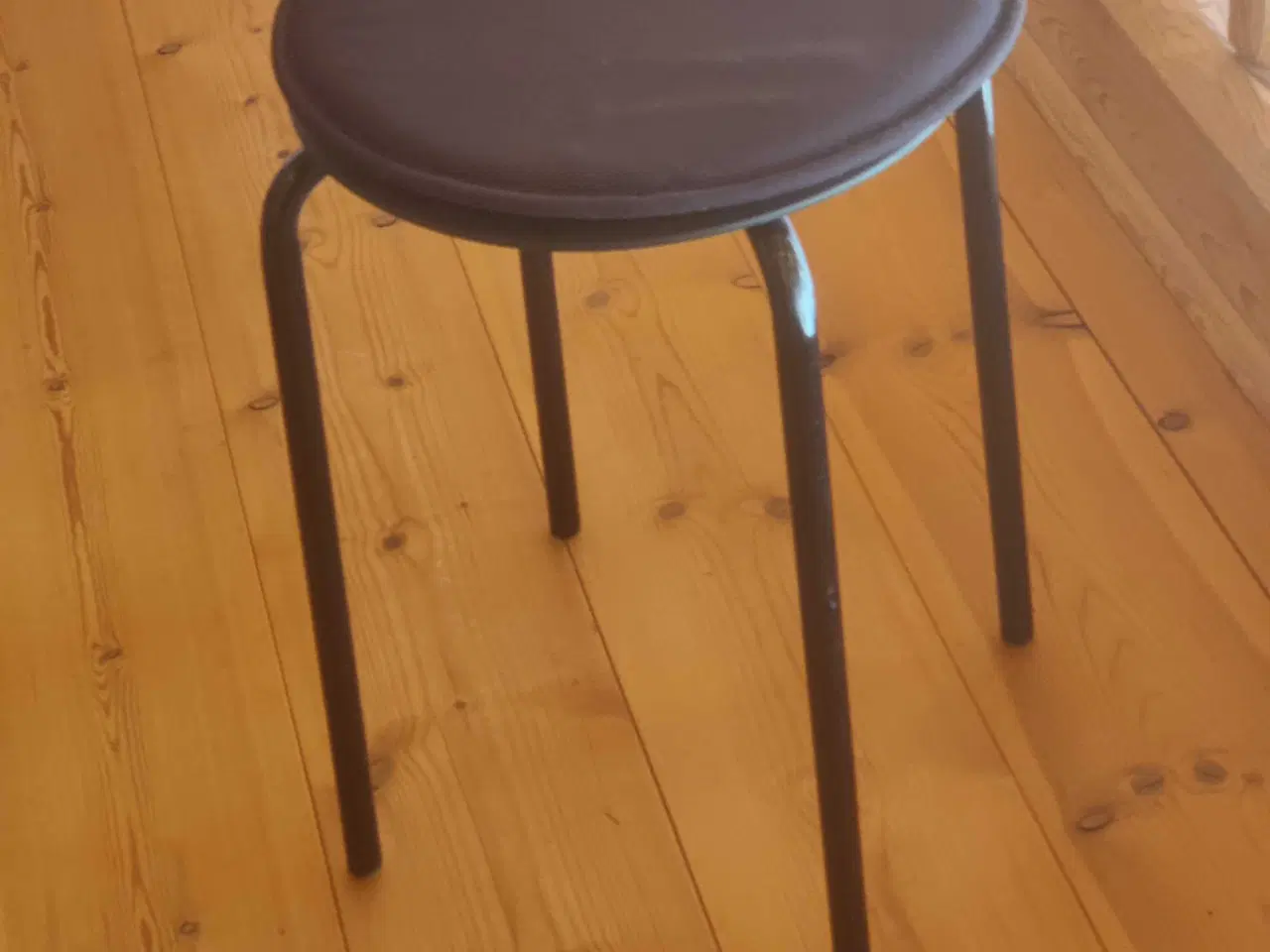 Billede 6 - Skrivebord, 2 skamler og kontorstol